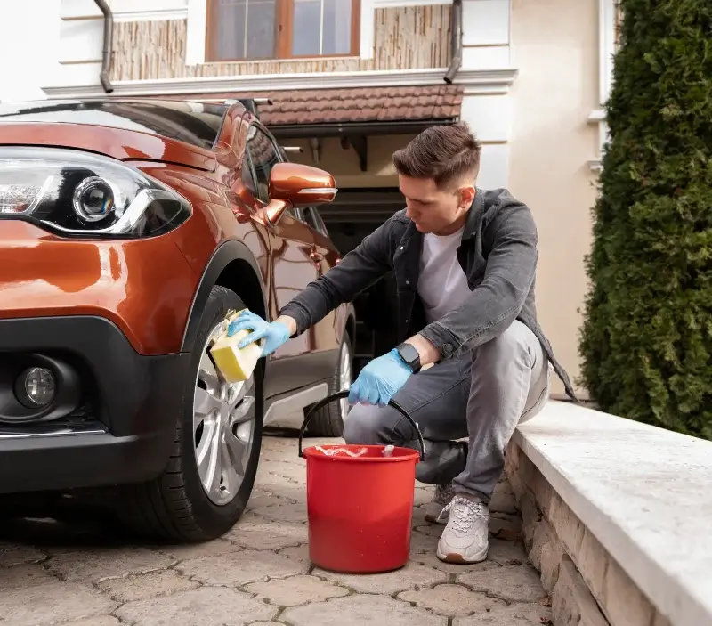 Lavage auto à domicile Roudouallec : professionnel intervenant sur un véhicule